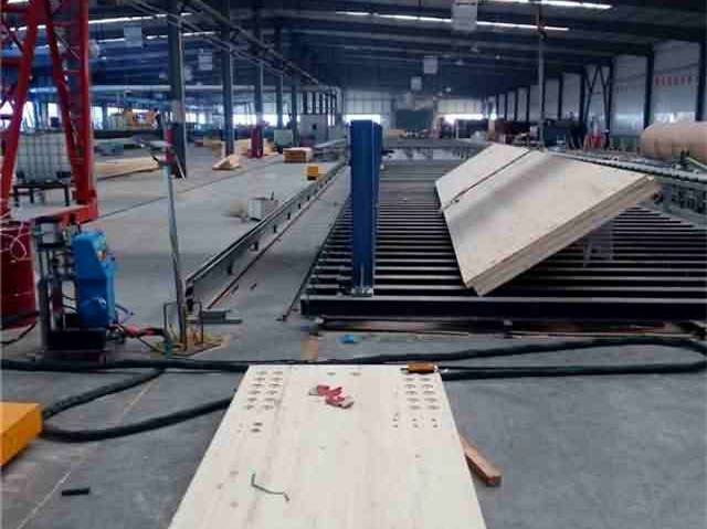 木板噴涂聚氨酯